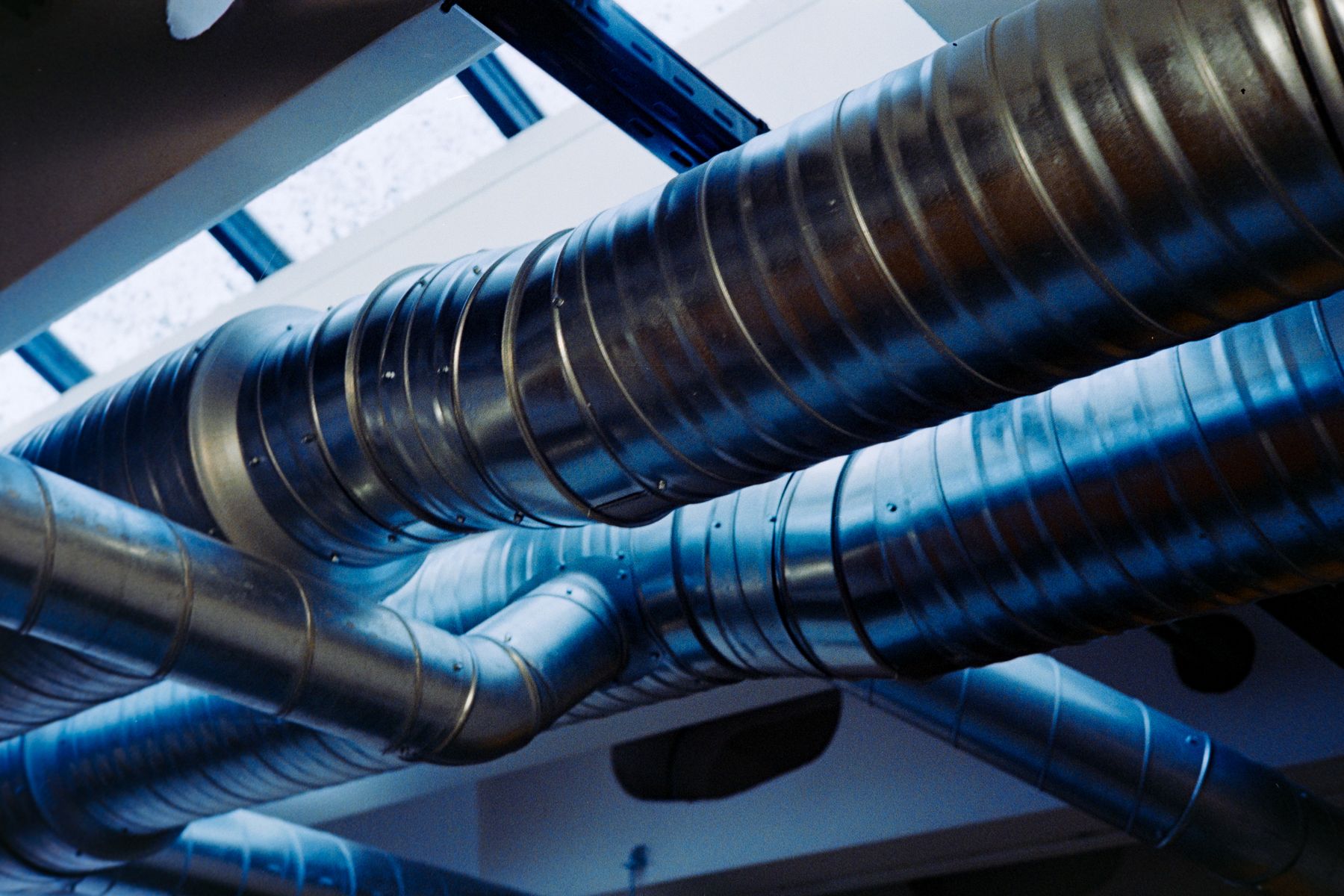 Dutos de ventilação industrial em galpão