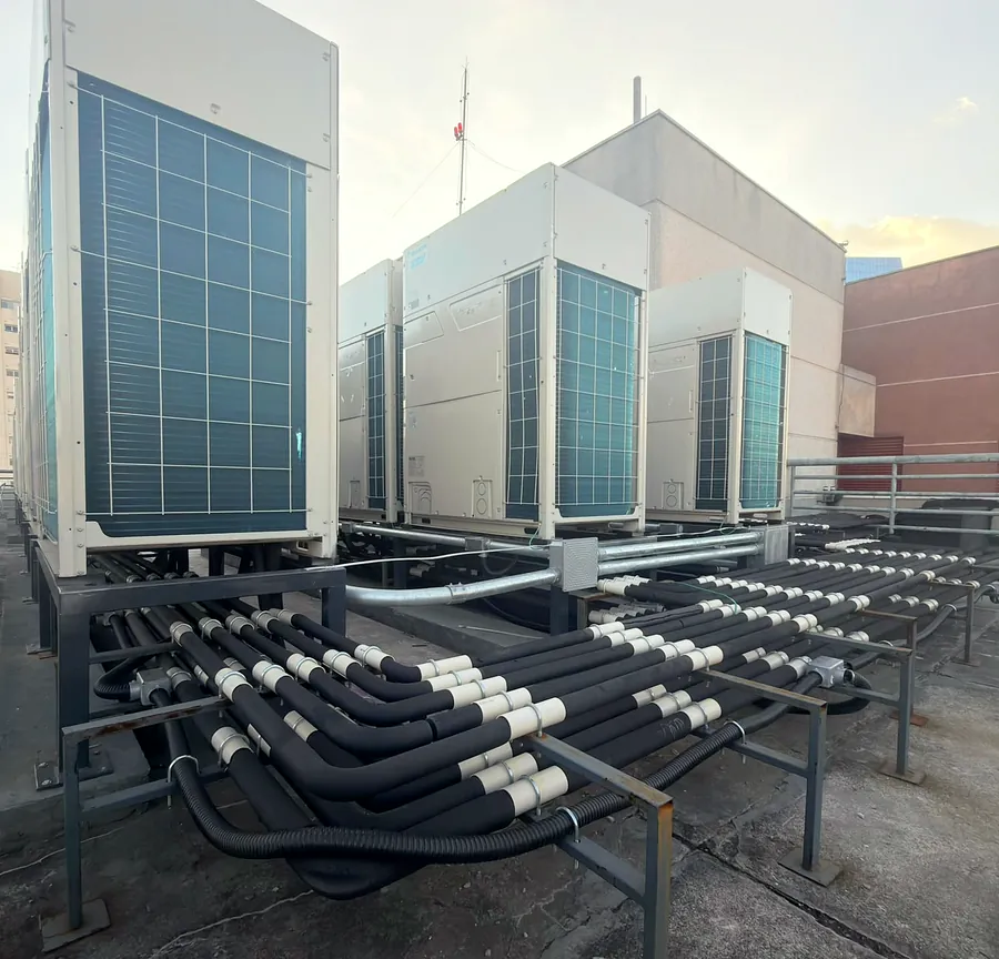Condensadoras VRV instaladas em cobertura de edifício, com linha frigorígena isolada